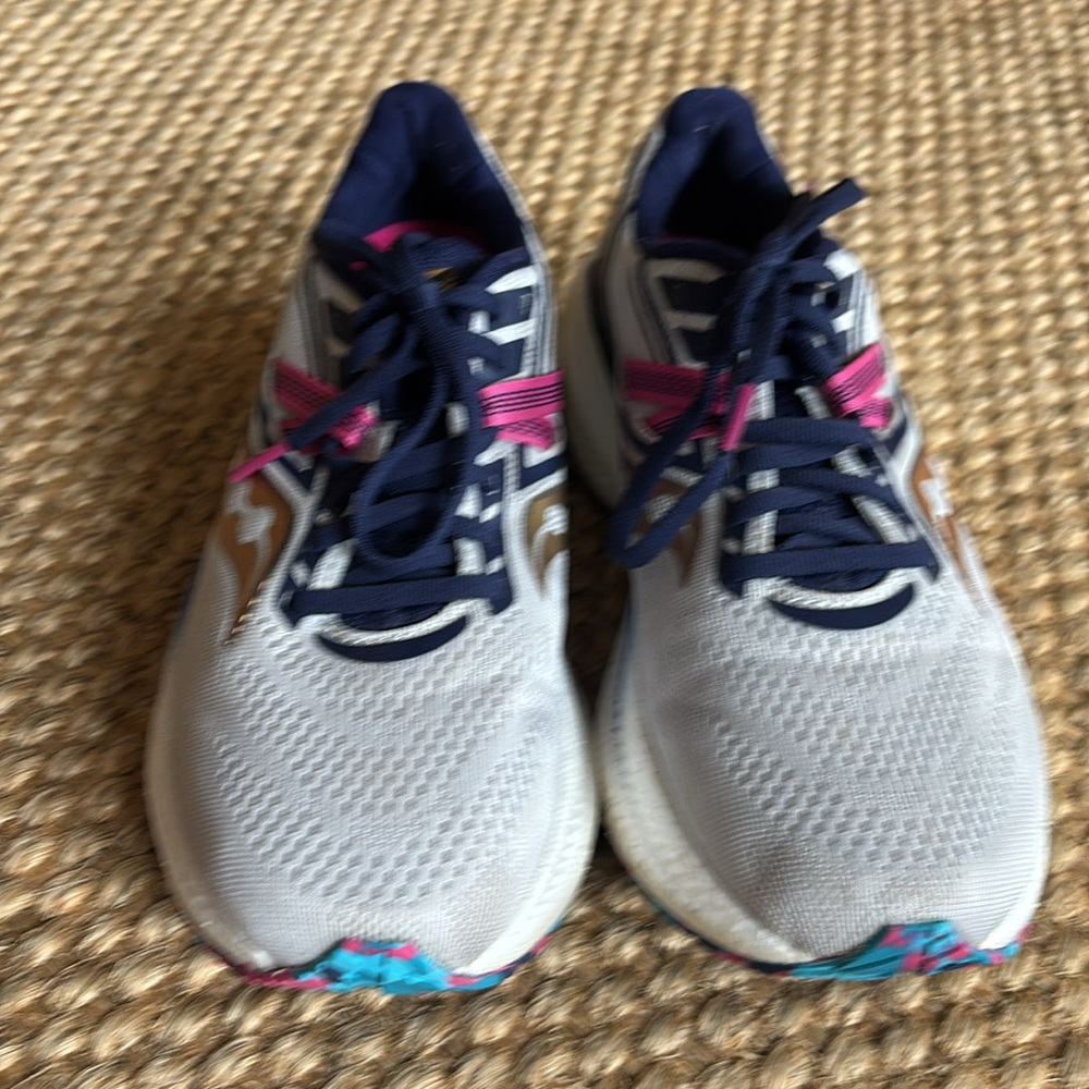 Saucony Women's Size 8 Running Shoes - Picture 8 of 9